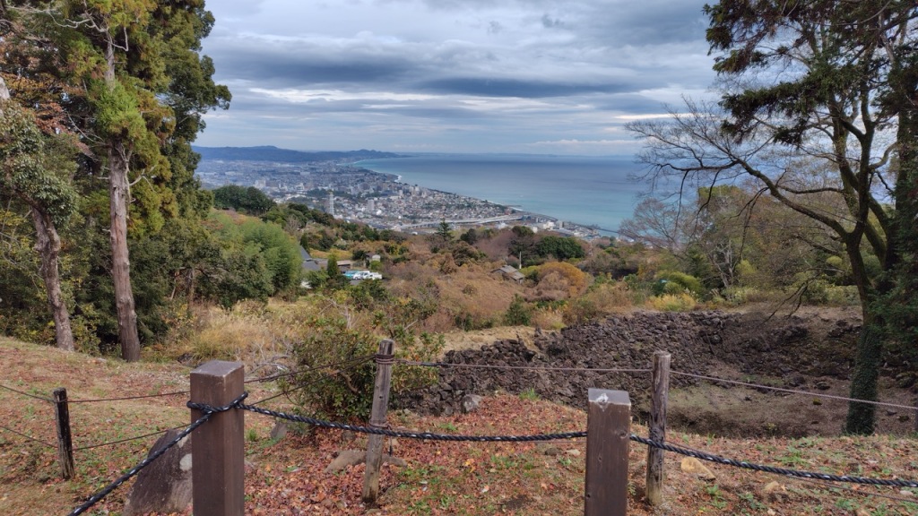 本丸から相模湾を望む。